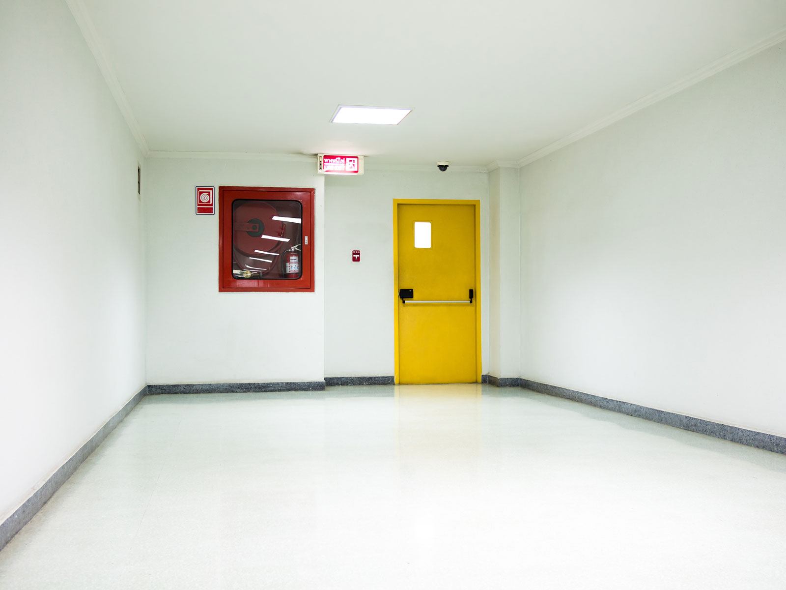 Puerta cortafuego amarilla