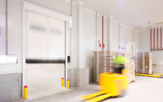 Connaissez-vous déjà notre gamme de portes rapides avec bâche à reinsertion automatique? 1