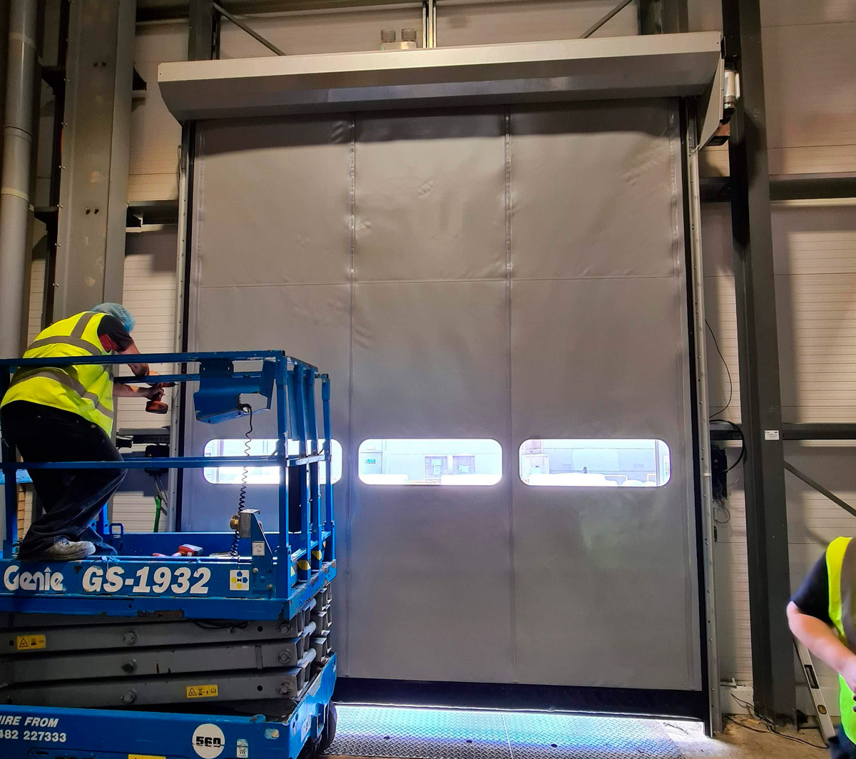 ¿Cómo elegir el tamaño de tu puerta industrial?
